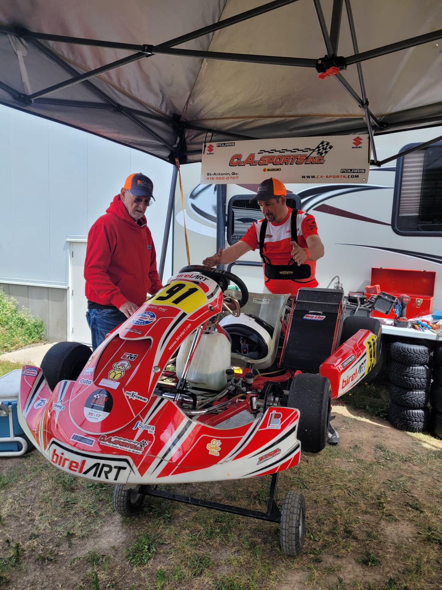 M. Omer Caron de NORAC International avec le pilote Samuel Lebouthillier au Super Karting de Rivière-du-Loup
