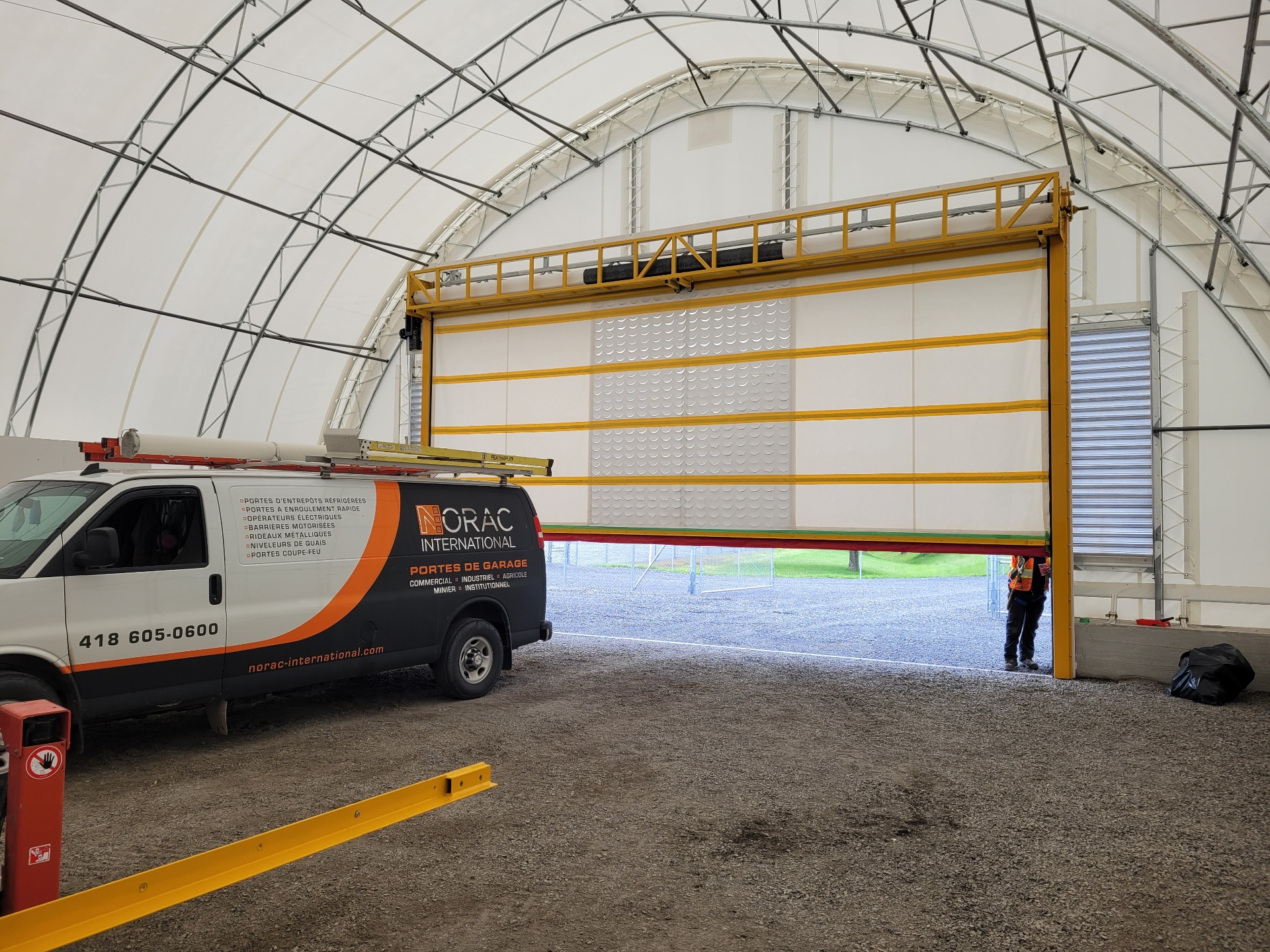 Installation de porte à enroulement Norac dans un dôme