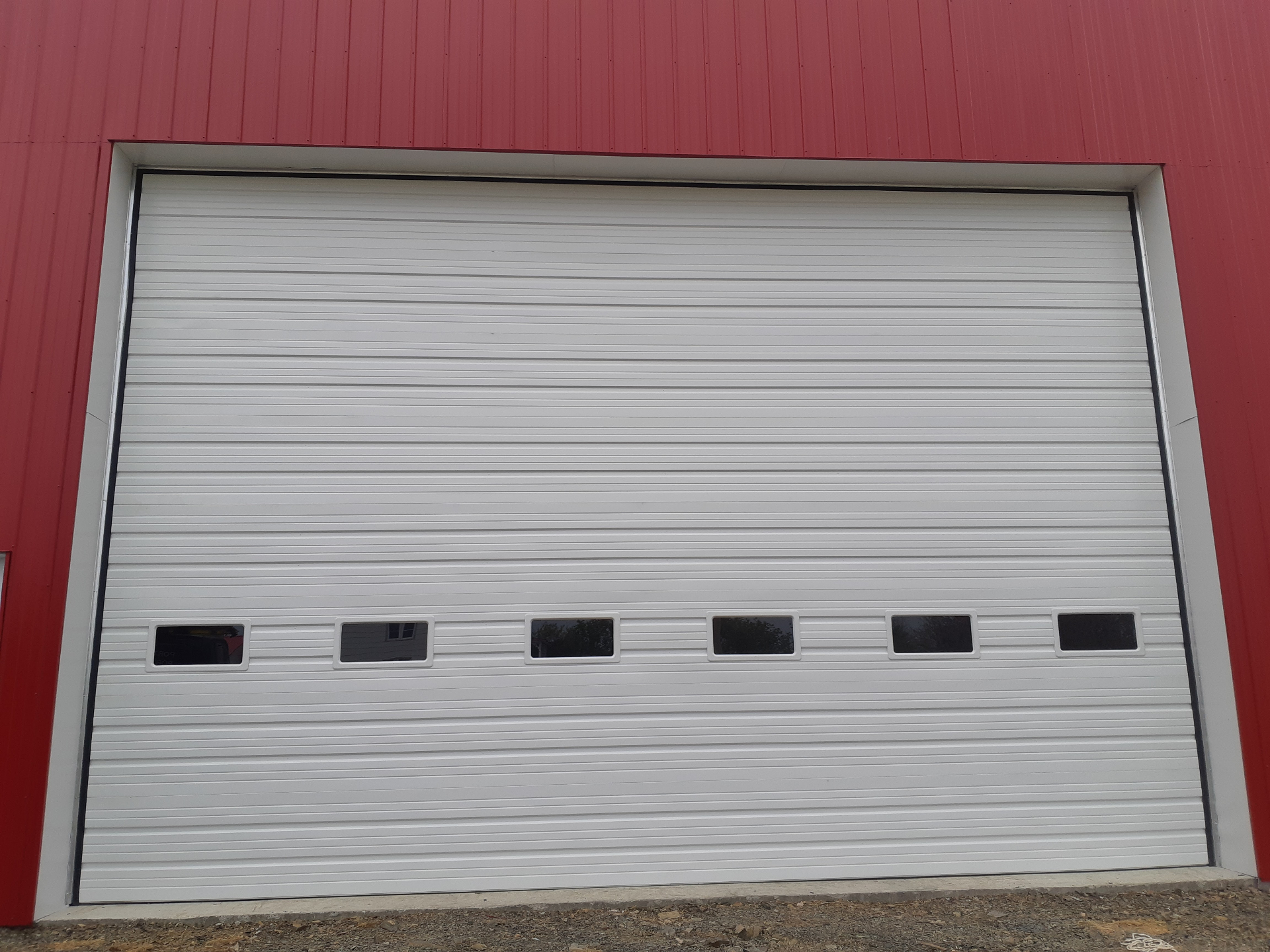 Porte sectionnelle avec fenêtres