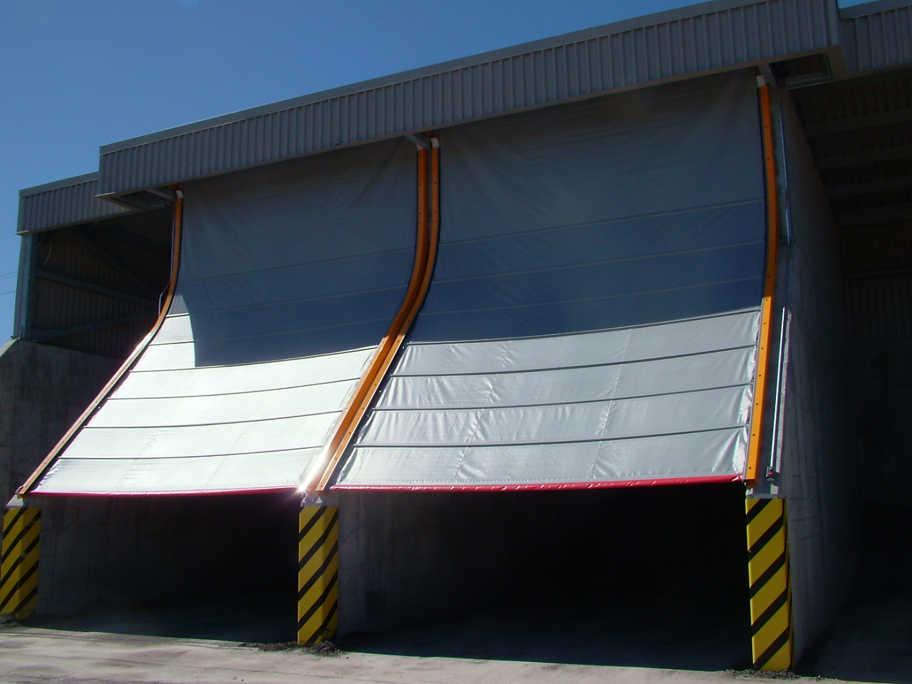 Portes doubles à enroulement — Gaz Métropolitain, Montréal