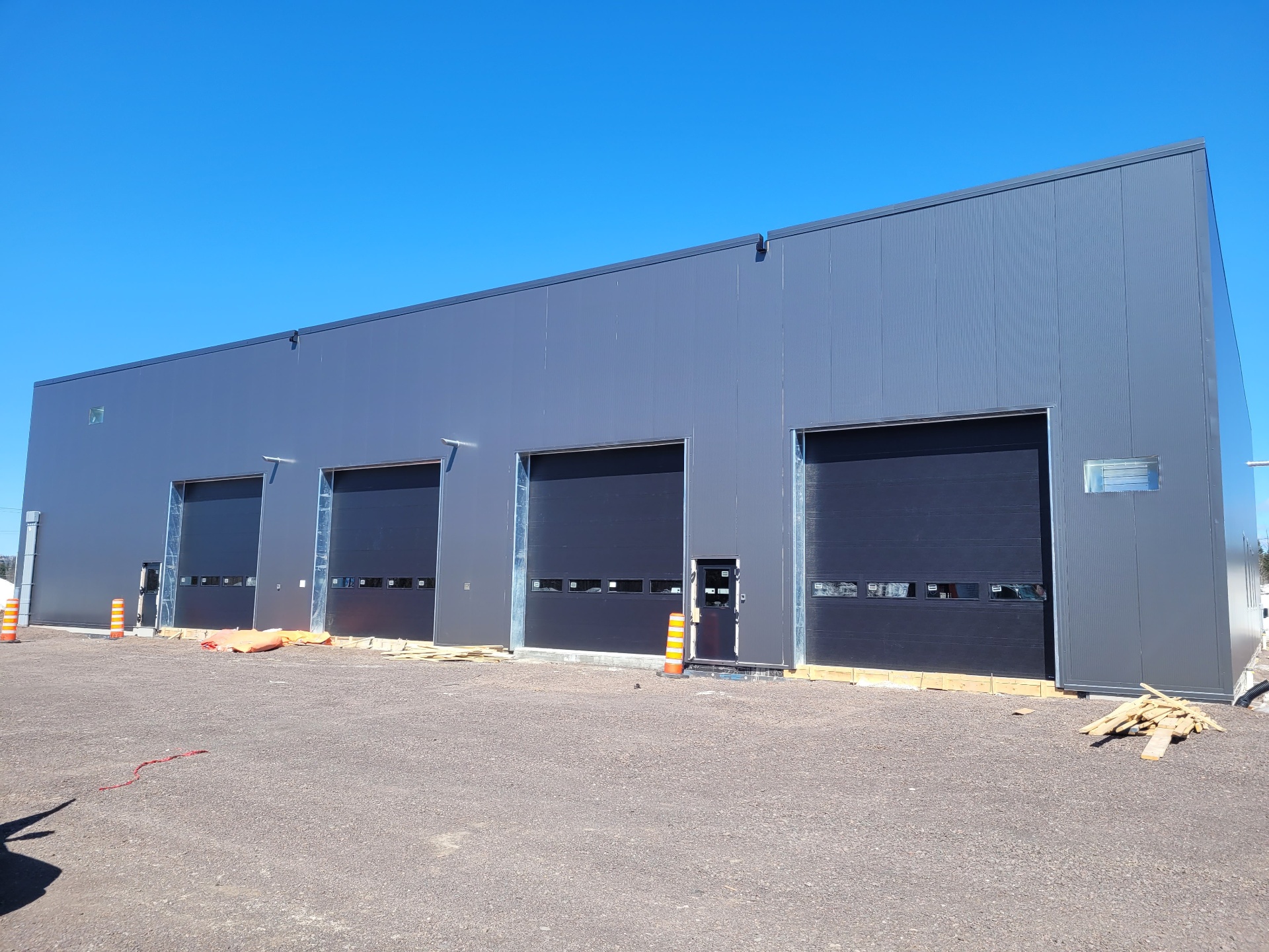 Quatre portes sectionnelles industrielles