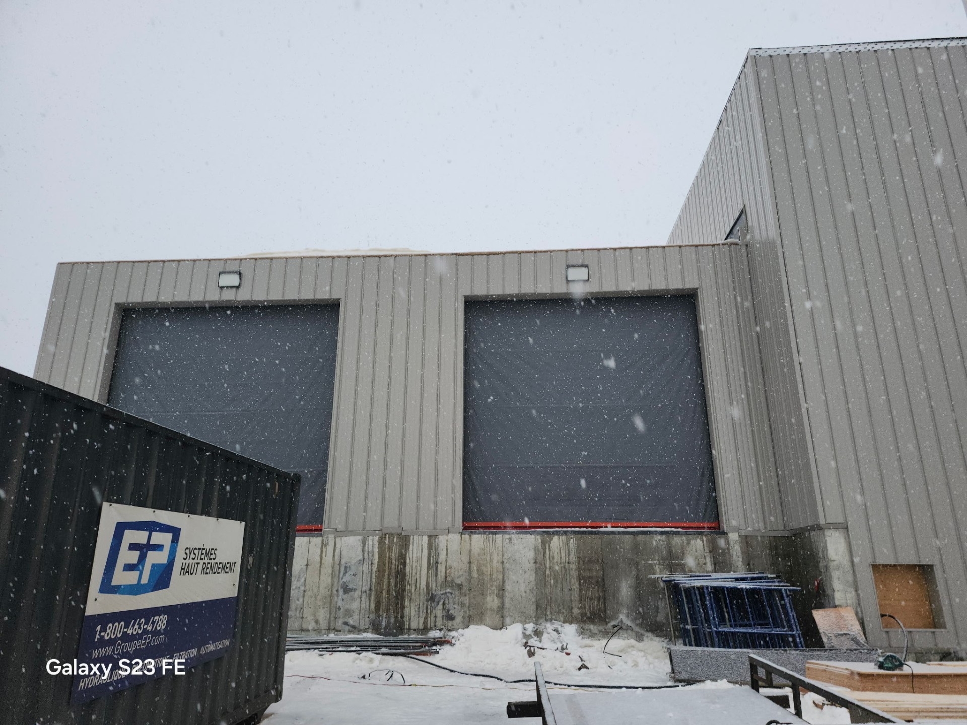 Scierie — Vue extérieure hivernale