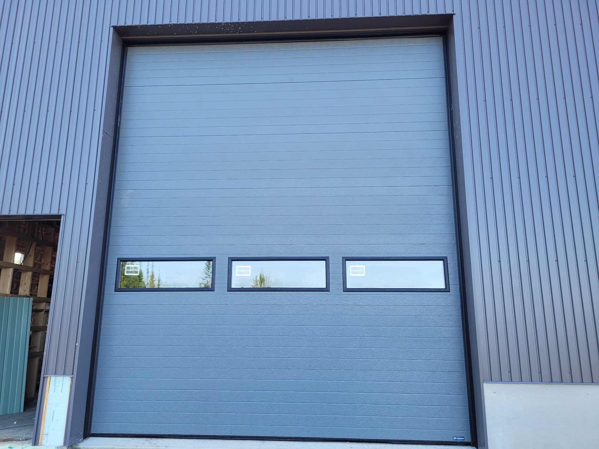 Porte sectionnelle bleue avec fenêtres